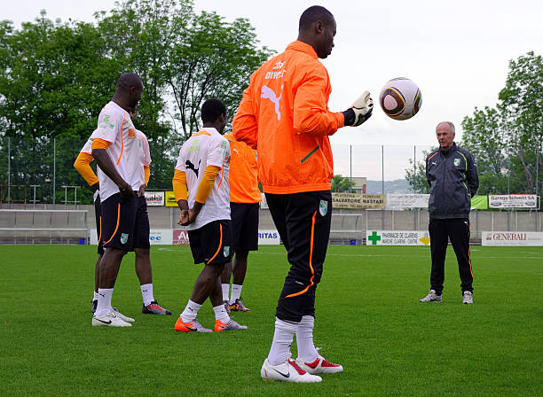 联酋效力的 联酋效力的